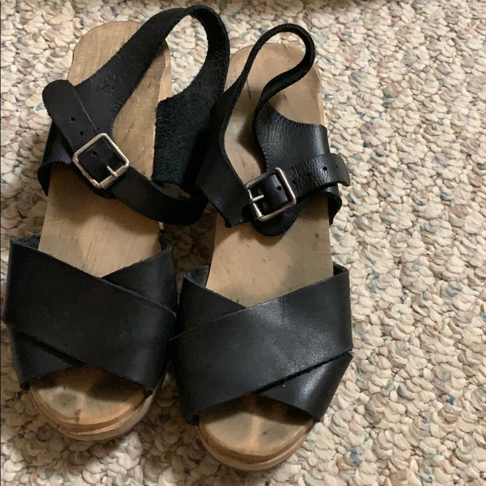 Wooden sandals by llotta’s